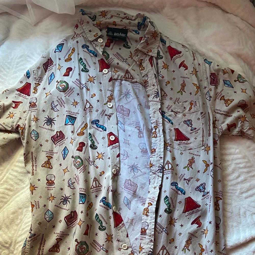 hot topic graphic all over print button down shirt(Harry Potter)